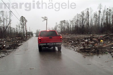 eine ehemalige Strasse mit Häusern nahe dem Golf von Mexiko in Bay St Louis, wo das Auge des Hurricans durch ist